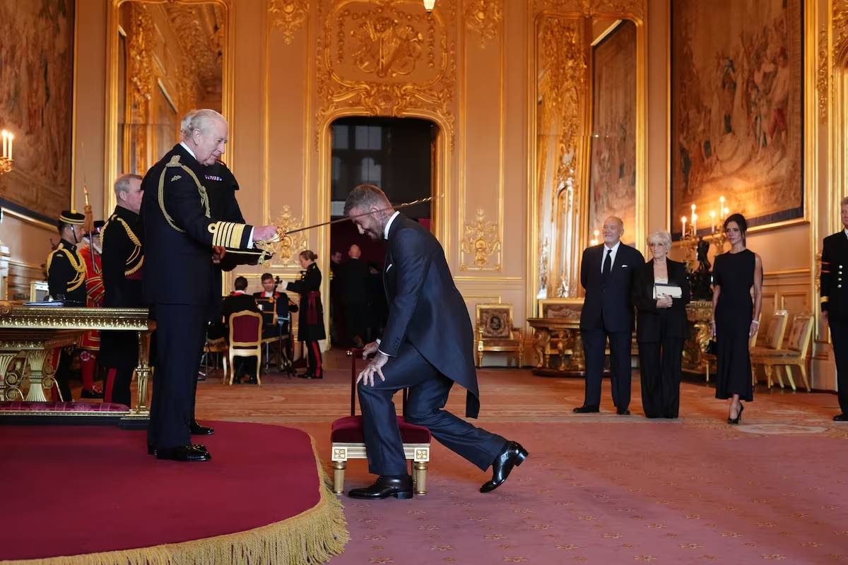 David Beckham recibió la distinción de caballero por el rey Carlos III / Foto: AP