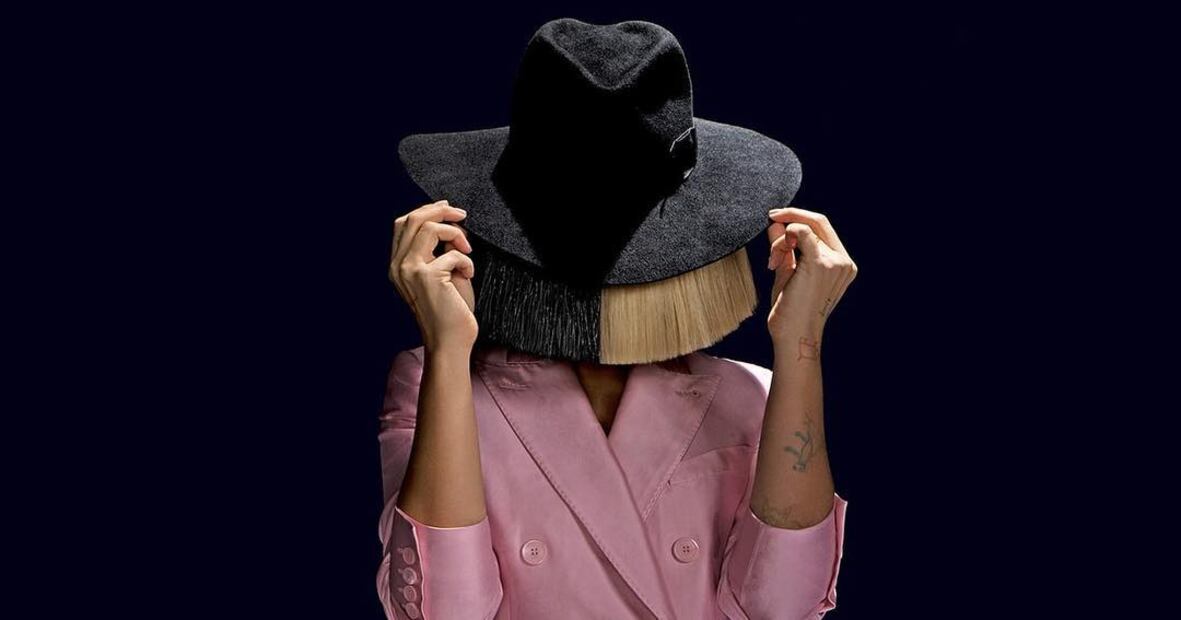 Sia revela que adoptó a dos adolescentes de 18 años 