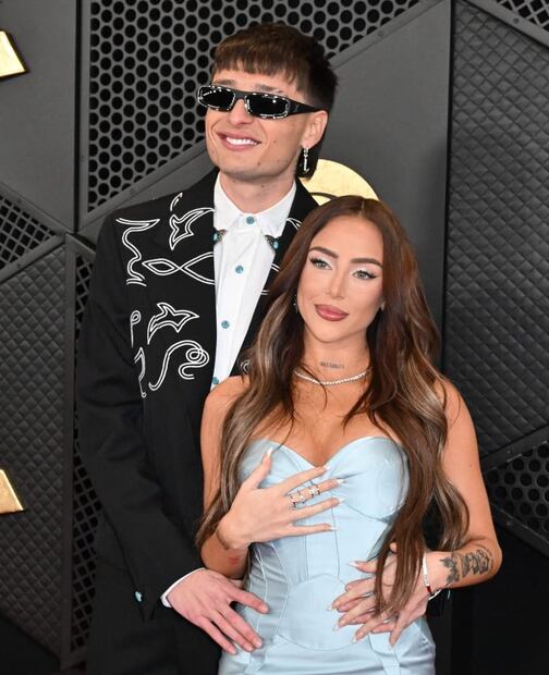 Nicki Nicole y Peso Pluma en los Grammy 2024 / AFP