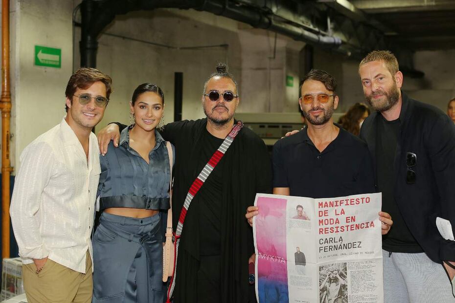 Diego Boneta y Renata Notni enamoradísimos en el Mercedes Benz Fashion Week México