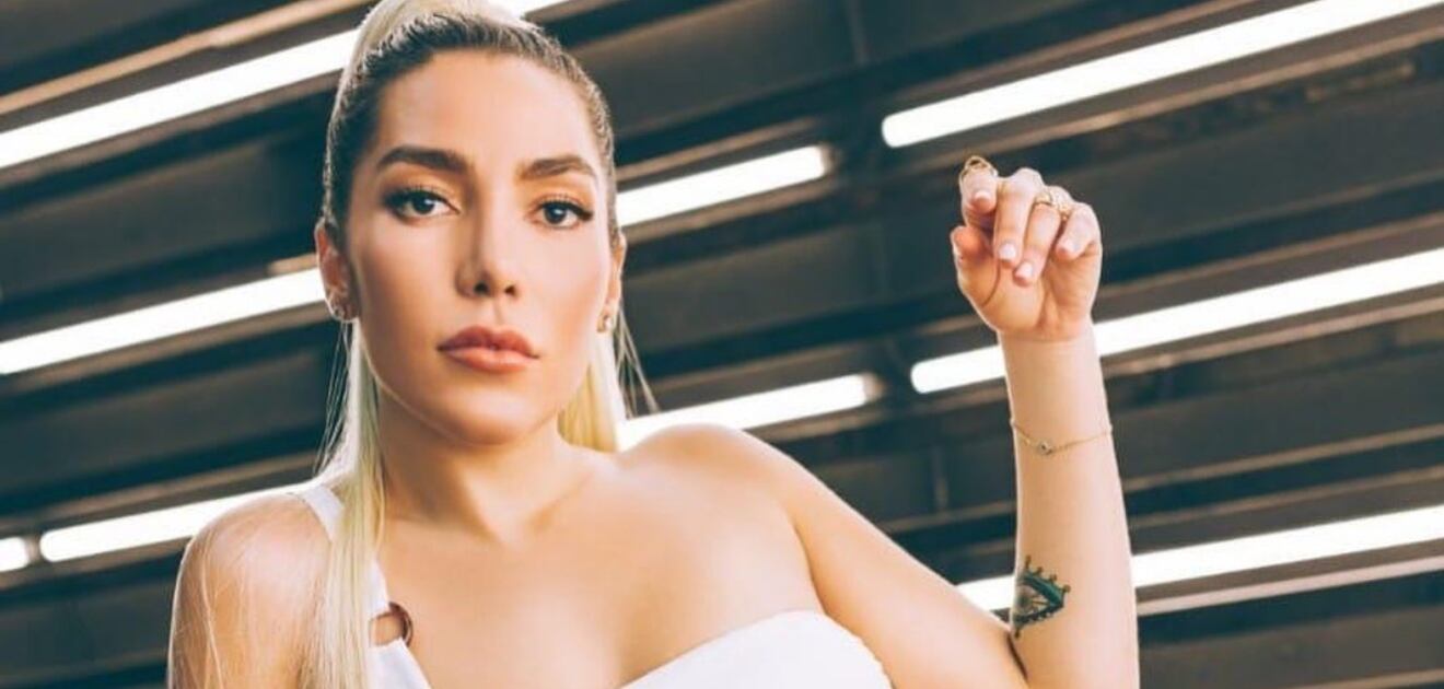 La cantante Frida Sofía impacta con derriere de acero en la playa de Miami