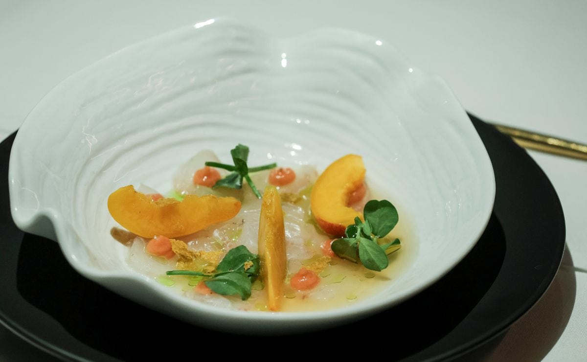 Totoaba con jugo clarificado de melocotón y salsa de pescado, puré picante de guayaba rosa y morita con aceite de estragón / Foto: Esteban Torreblanca