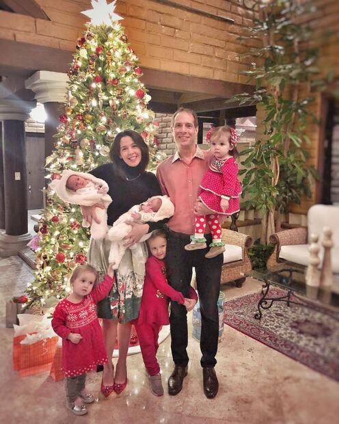 Giovanna Acha y Jordan Lindsey bautizan a sus mellizos 