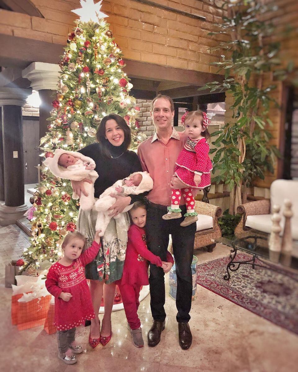 Giovanna Acha y Jordan Lindsey bautizan a sus mellizos 