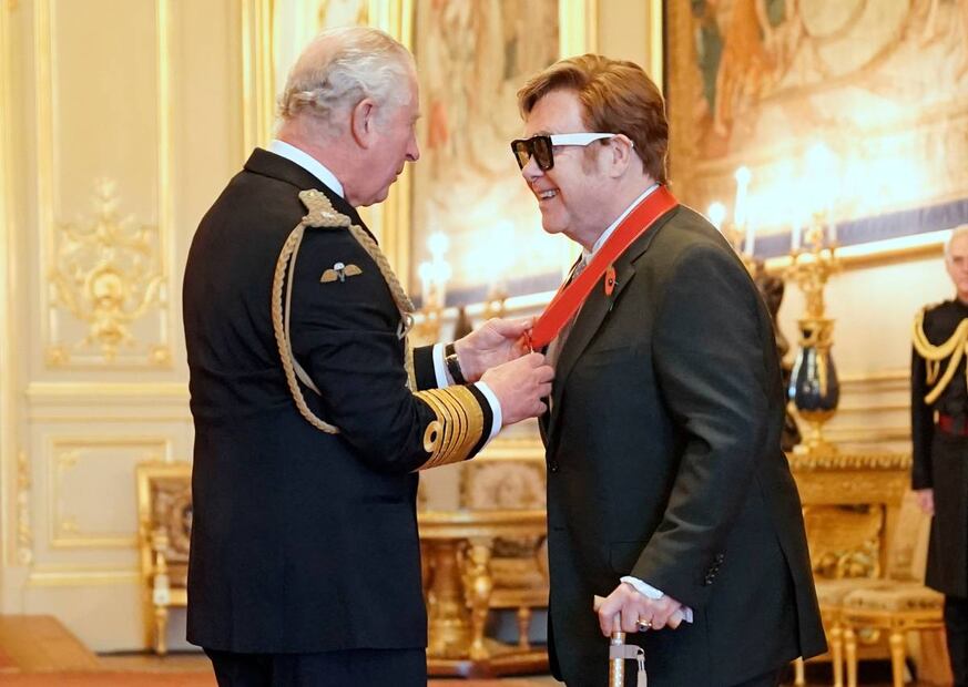 Sir Elton John es condecorado con el máximo rango otorgado por la reina Isabel II
