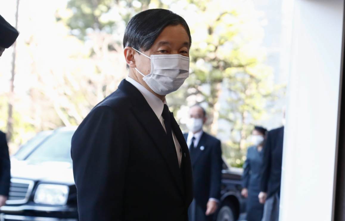 Naruhito de Japón recibe a Emmanuel Macron antes de pasarle el testigo olímpico