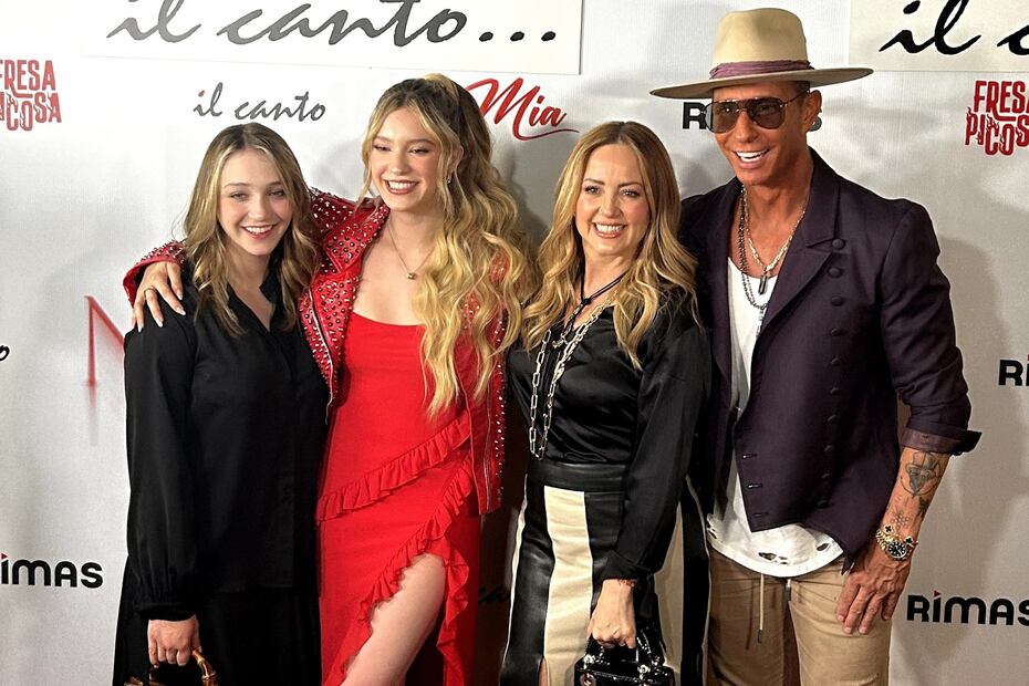 La cantante Mía, junto a sus padres Andrea Legarreta, ErIk Rubín y su hermana menor Nina, en la alfombra roja de su showcase / Foto: Karen Armenta