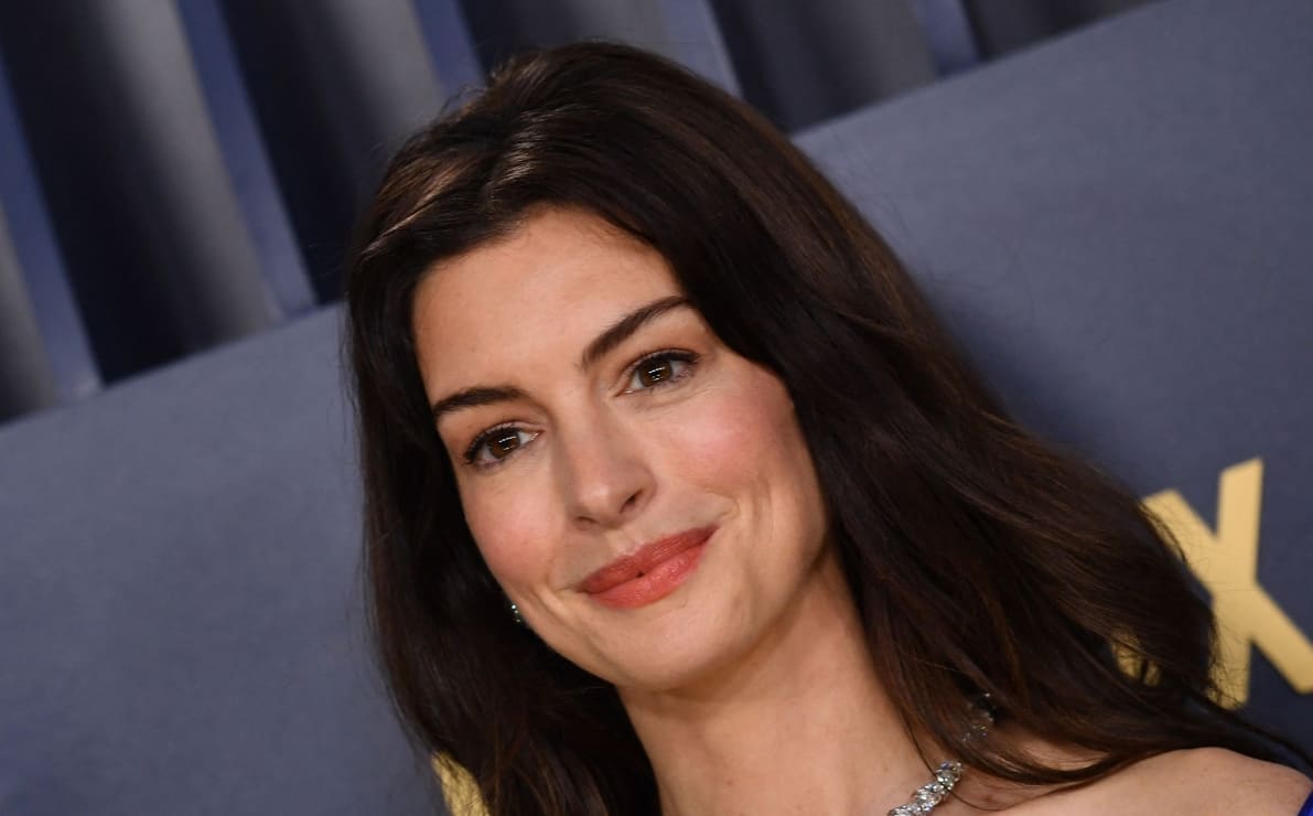 Anne Hathaway enamora con sensuales pasos de baile y encantadores looks