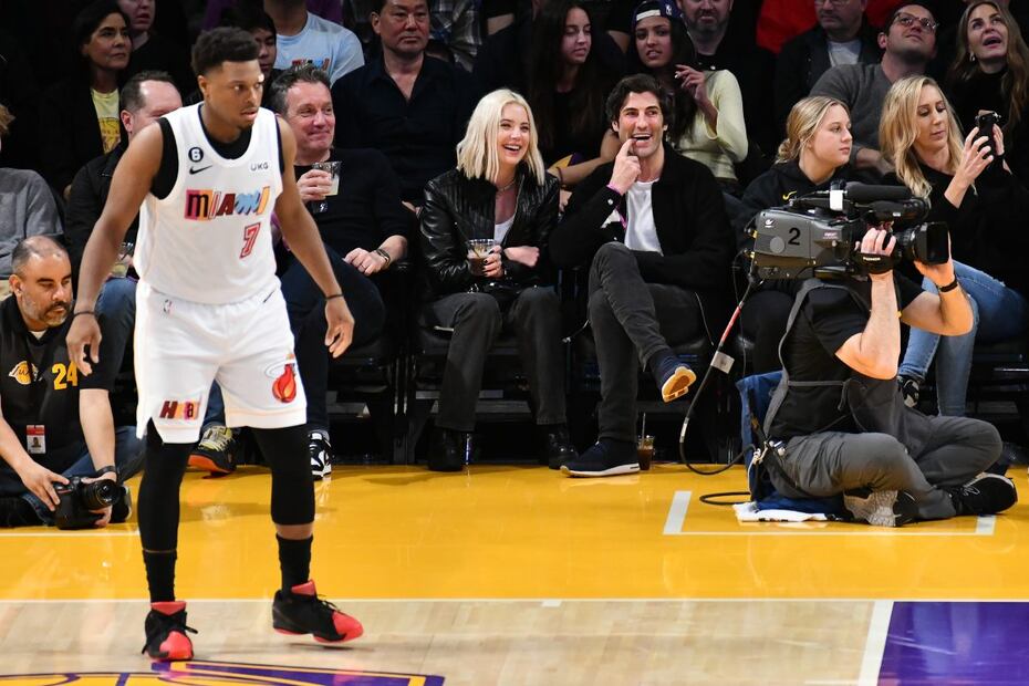 Ashley Benson y Brandon Davis en el juego entre los Lakers y Miami Heat, en enero de 2023 / Getty Images