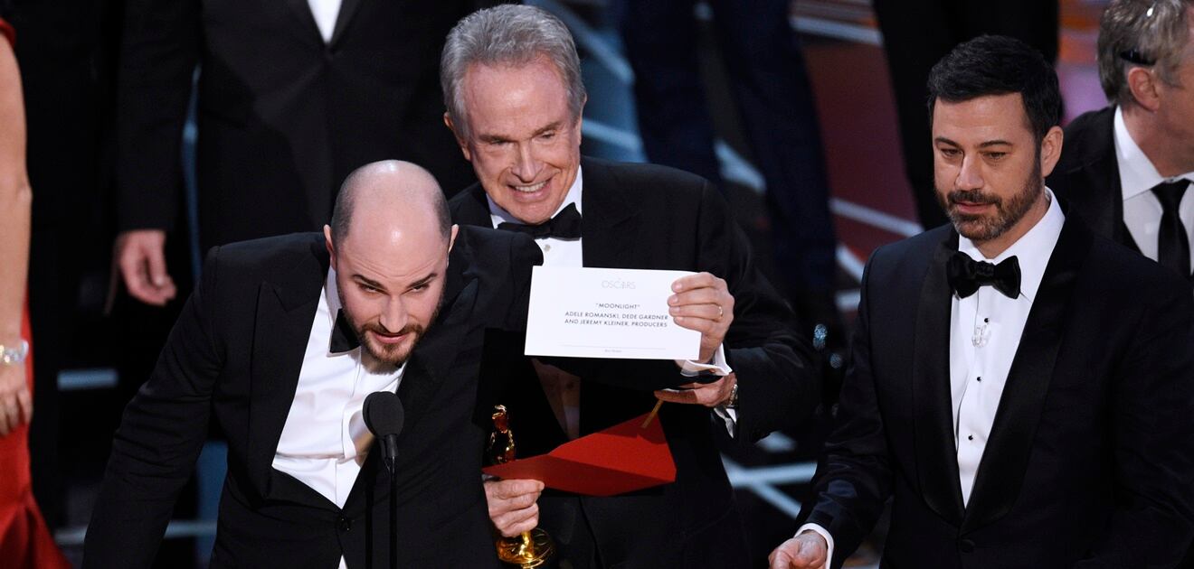 <p>Warren Beatty y Faye Dunaway cometieron el primer error en los Premios Oscar al nombrar ganadora a La La Land cuando la Mejor Película era Moonlight. <strong>(Foto: Chris Pizzello/Invision/AP)</strong></p>

