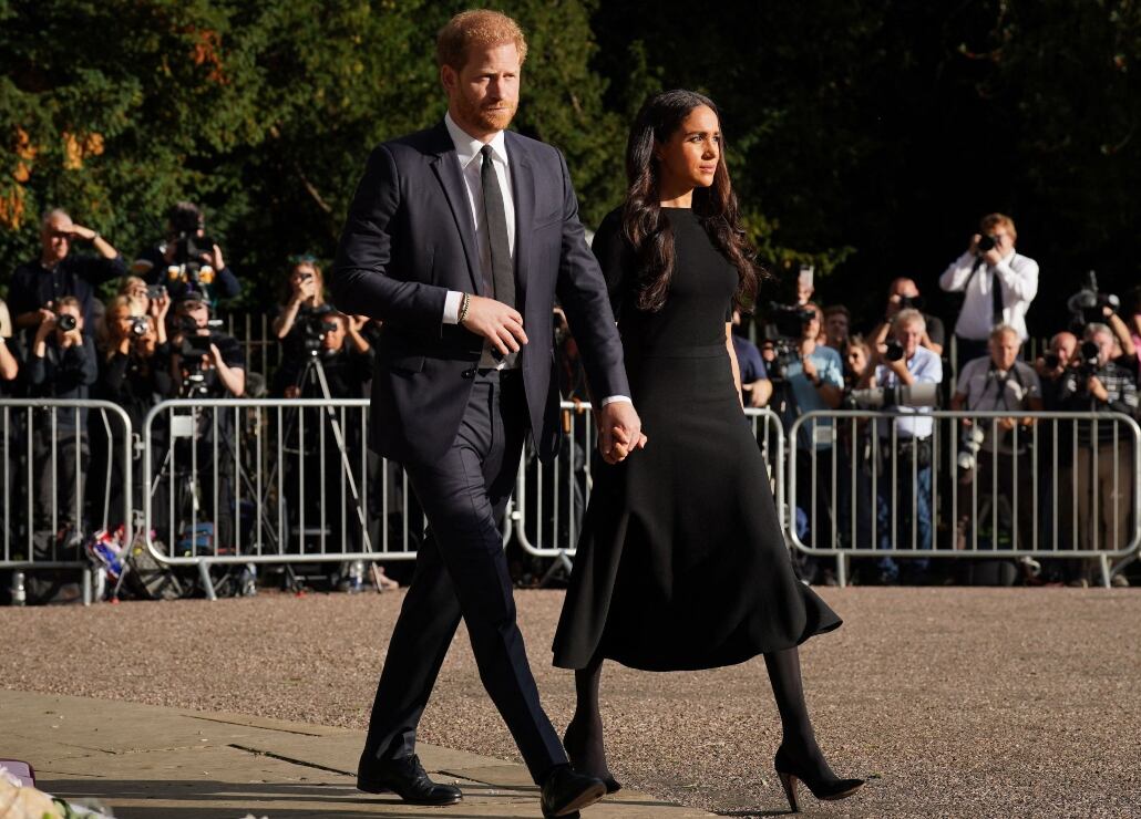 Los secretos que reveló Courtiers: el libro de Valentine Low sobre la familia real y Meghan y Harry