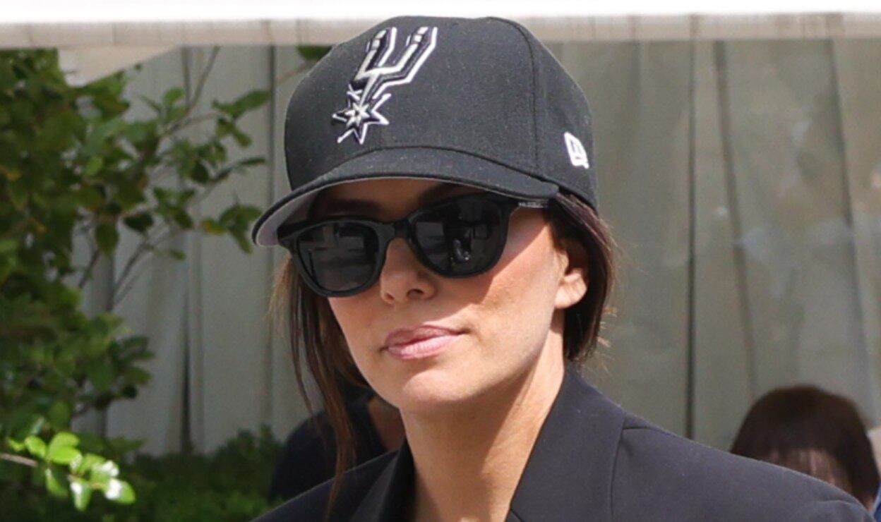 Eva Longoria y su manera de elevar unos leggings negros con entallado blazer