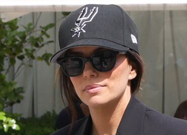 Eva Longoria y su manera de elevar unos leggings negros con entallado blazer