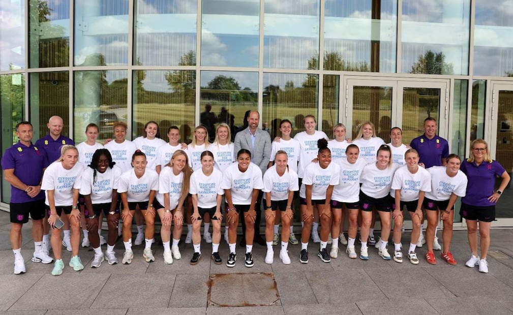 El príncipe William con la selección femenina de Inglaterra / Foto: Darren Staples - AP