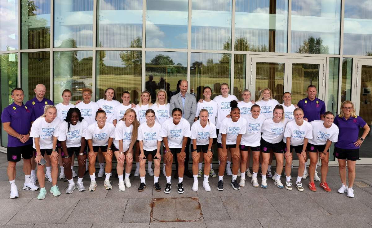 El príncipe William con la selección femenina de Inglaterra / Foto: Darren Staples - AP