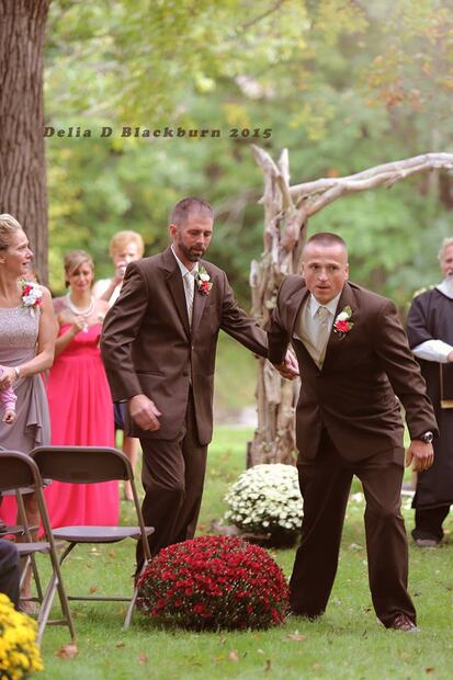Padre y padrastro entregan a novia en el altar