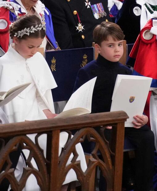 Los bostezos y más caras graciosas del príncipe Louis en la coronación de Carlos III
