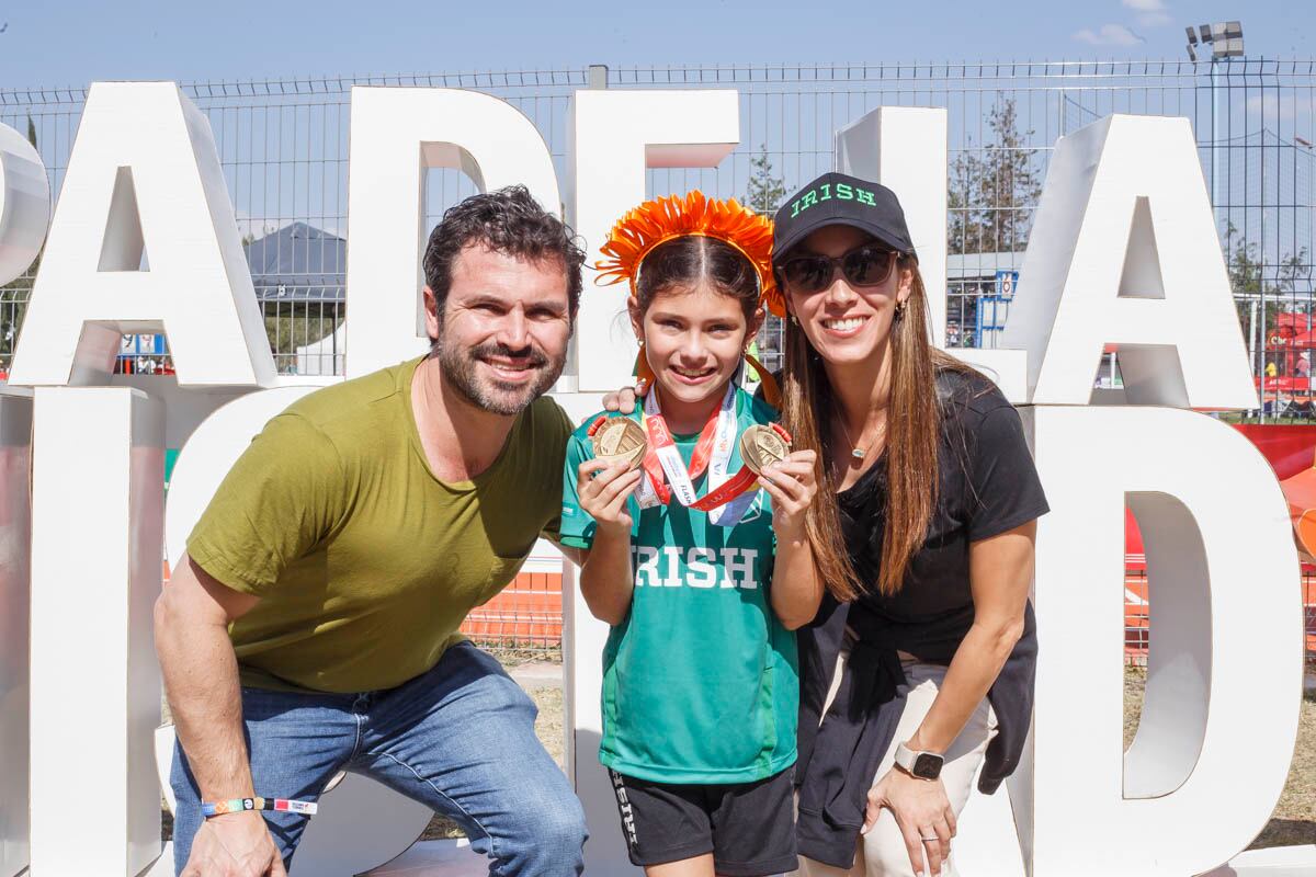 Mauricio y Regina Cuevas con Alejandra Martínez. (Foto: Esteban Torreblanca)