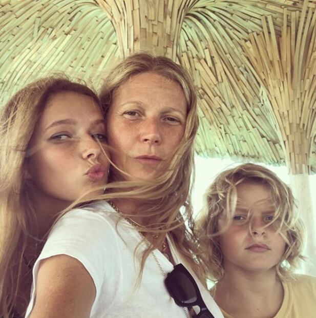 El cantante Chris Martin, ex de Gwyneth Paltrow, reveló que su hija Apple trabaja de cajera en una tienda de ropa