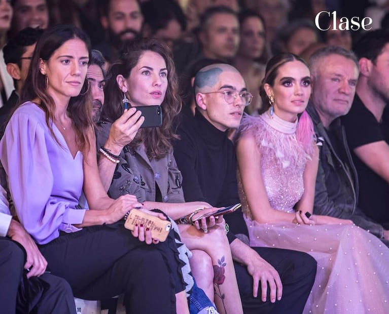 Bárbara Mori, Sergio Mayer y su novia Raquel Chaves en el desfile de Benito Santos