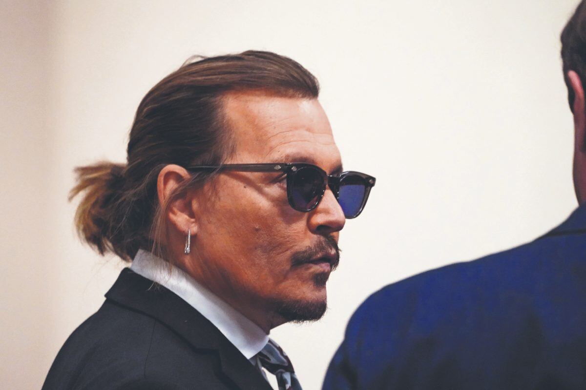 Médico de Johnny Depp revela que un pedazo de dedo del actor salió volando tras pleito con Amber Heard