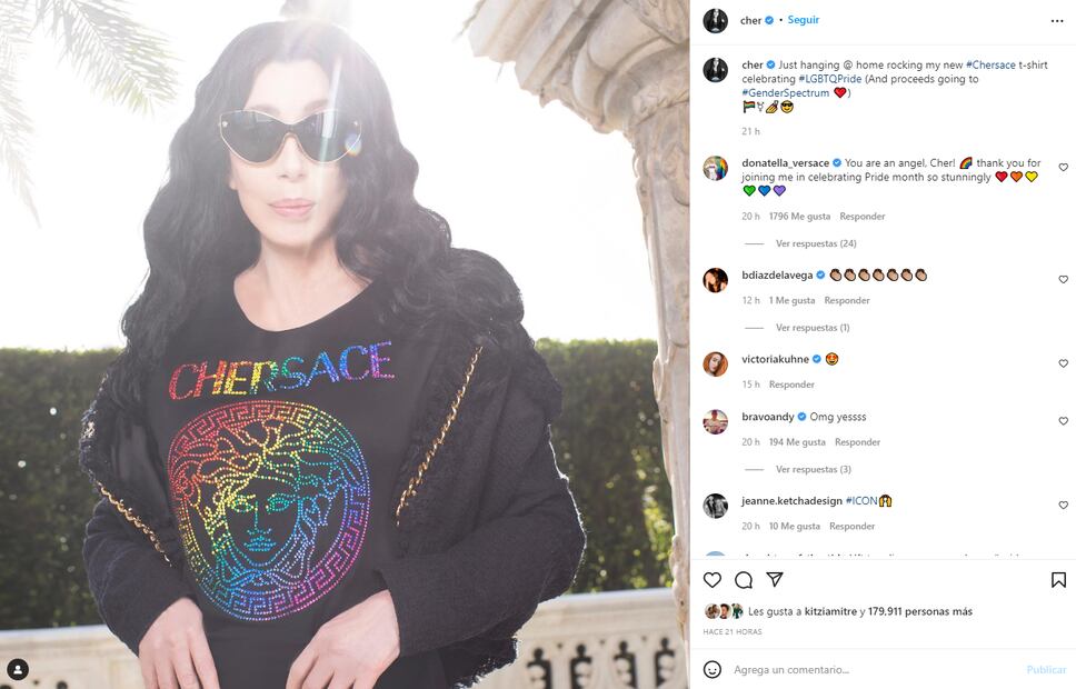 Cher, a los 76 años, luce mejor que nadie una playera ajustada de Versace LGBT