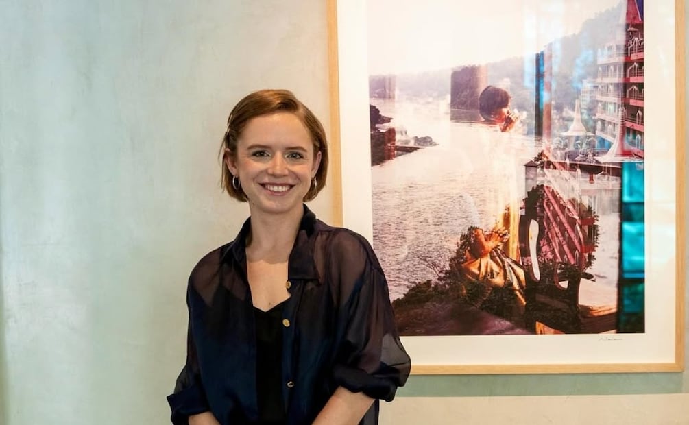 Naian González Norvind junto a su obra 'Té sobre el Ganges' / Foto: Instagram @photographybynaian
