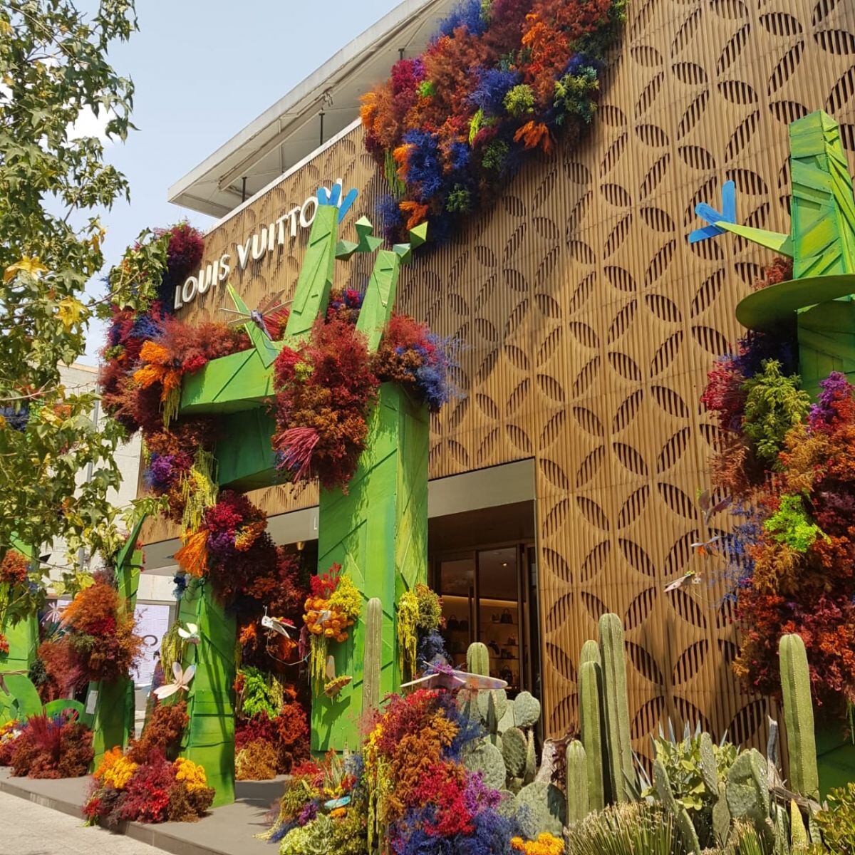 La firma de lujo Louis Vuitton se prepara para abrir su primera cafetería