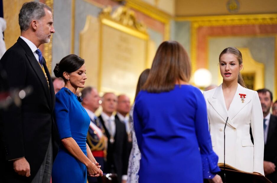 La princesa Leonor, frente a los reyes Felipe VI y Letizia, jura a la Constitución en su cumpleaños 18 / AP