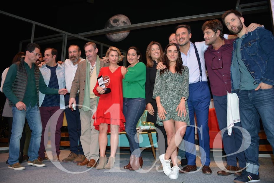 Cecilia Occelli y Emiliano Salinas acuden al teatro para celebrar a Ludwika Paleta 