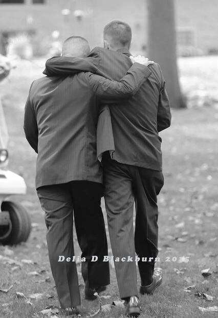 Padre y padrastro entregan a novia en el altar