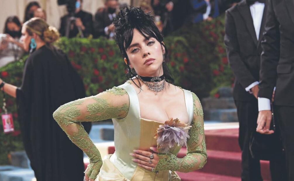 Billie Eilish asegura que es "doloroso" convertirse en un personaje famoso