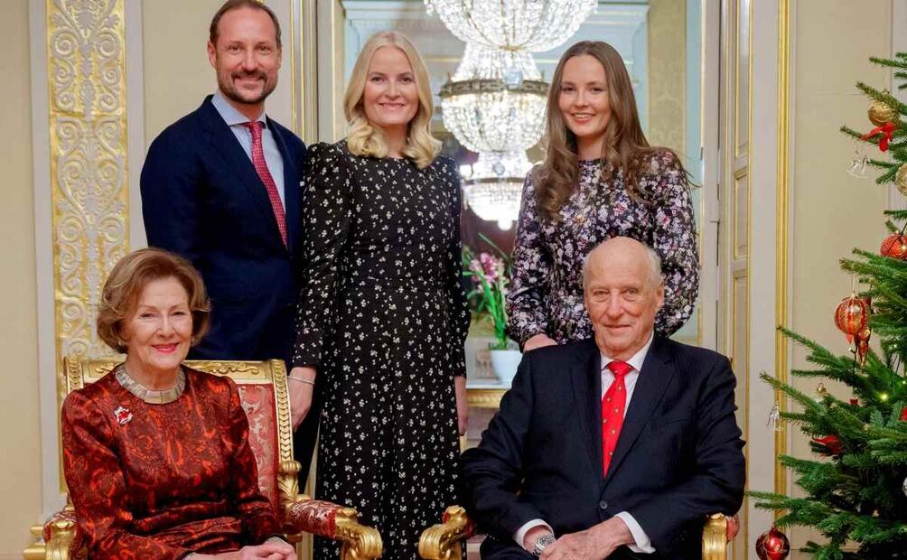 El rey Harald V, la reina Sonia de Noruega, el príncipe heredero Haakon de Noruega, la princesa heredera Mette-Marit de Noruega y la princesa Ingrid Alexandra de Noruega en el Salón Rojo del Palacio de Oslo / Foto: AFP