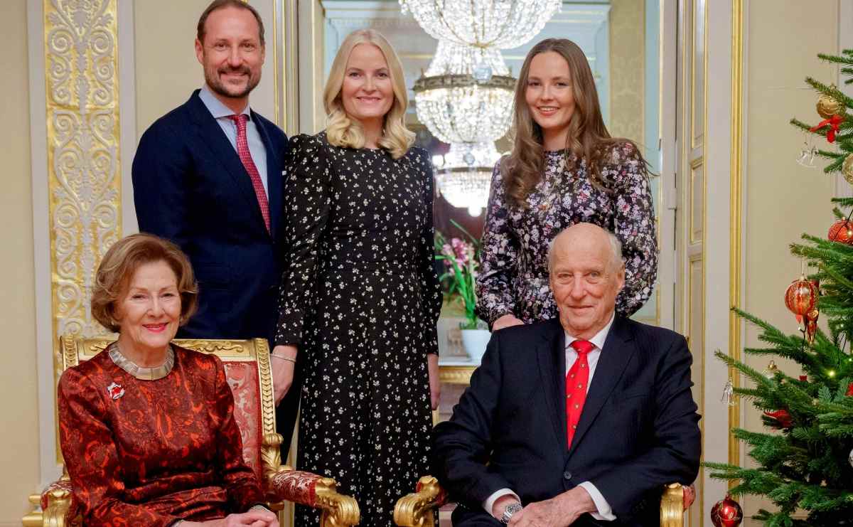 El rey Harald V, la reina Sonia, el príncipe heredero Haakon, la princesa Mette-Marit de Noruega y la princesa Ingrid Alexandra en el Salón Rojo del Palacio de Oslo / Foto: AFP