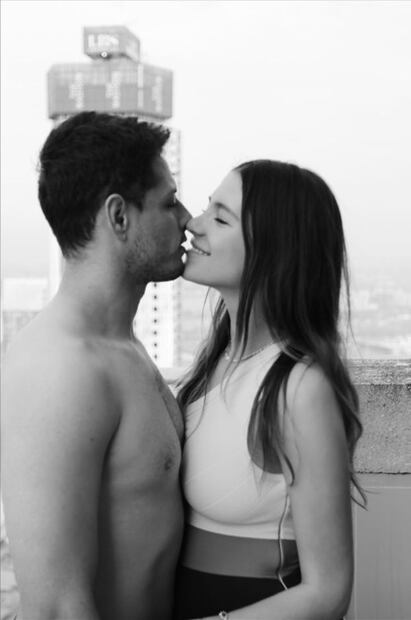 Sarah Kohan, esposa de Chicharito, se desnuda y presume su baby bump 