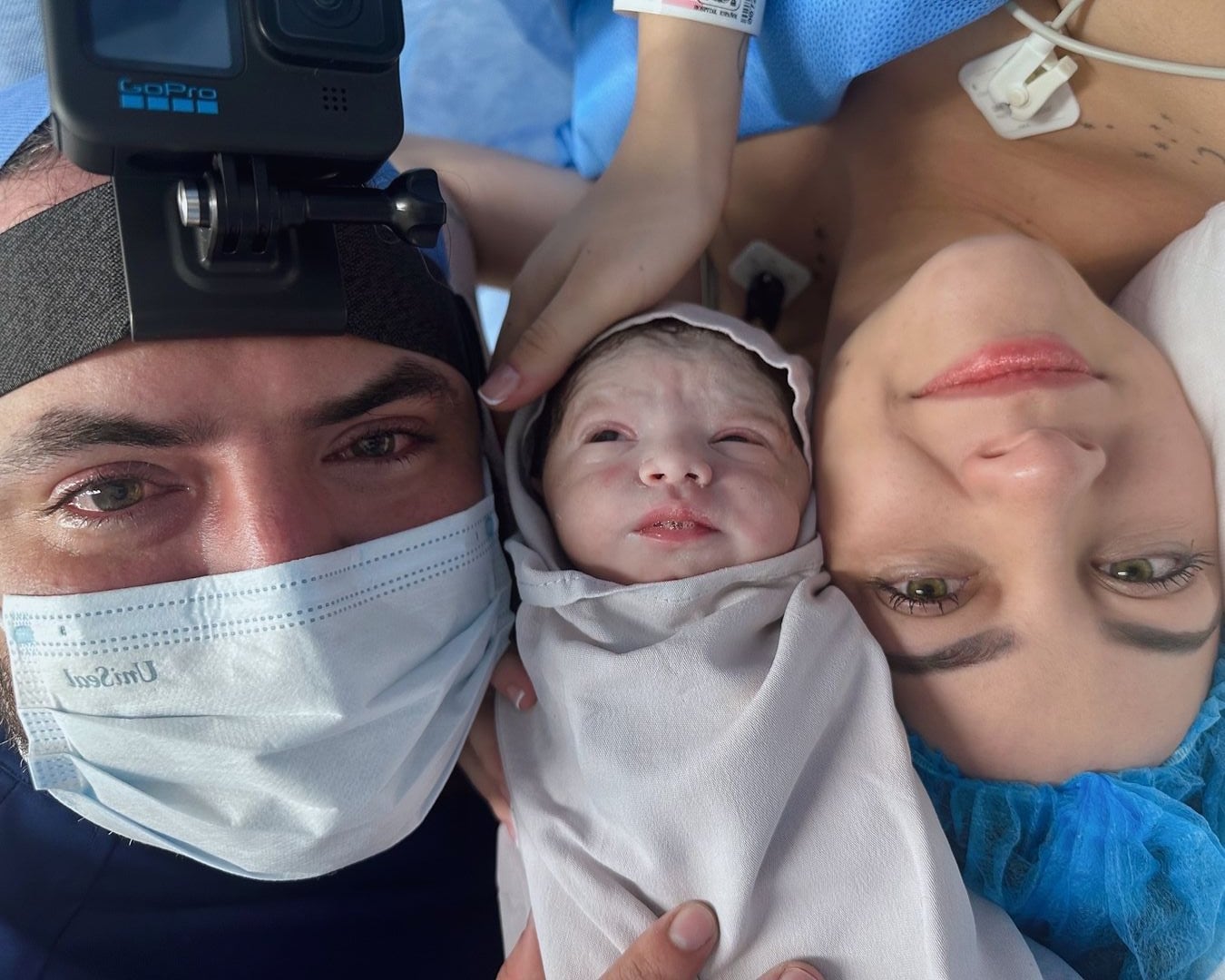 Paola Dalay y Eduardo Dérbez junto a Tessa / Foto: Instagram