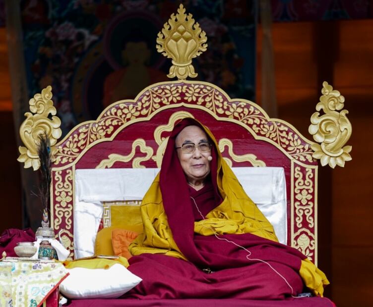 Las 3 controversias del Dalai Lama, desde comentarios misóginos hasta encubrimiento de abuso