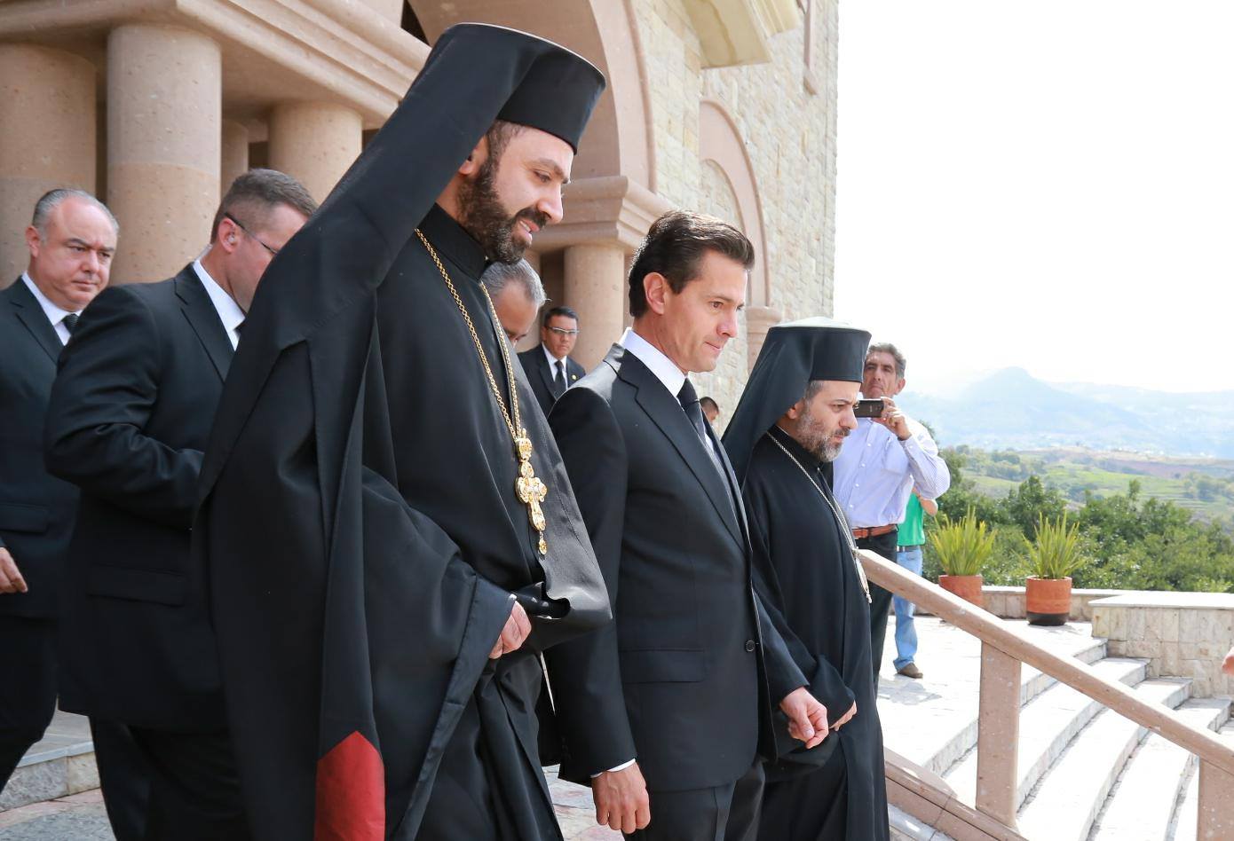 Enrique Peña Nieto asiste al funeral del arzobispo Antonio Chedraoui 