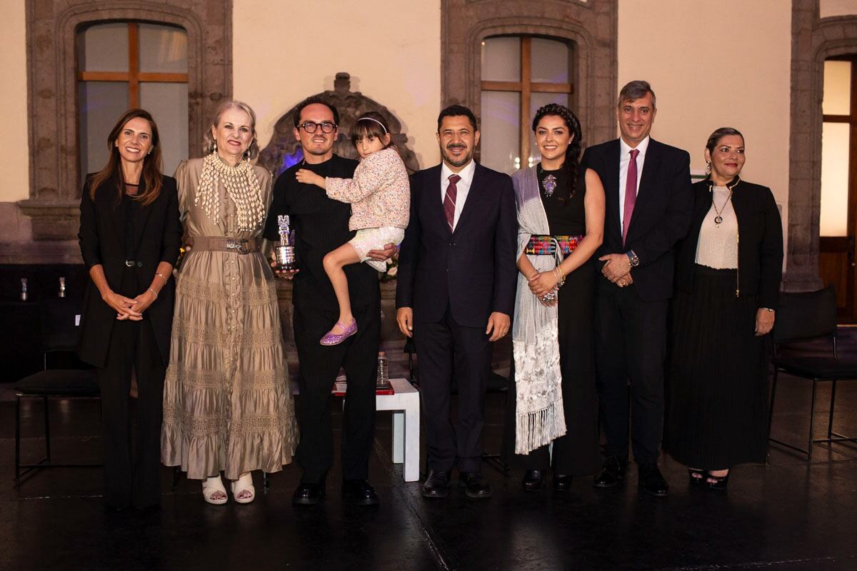 Daniela Mijares, Nathalie Desplas, Emilia y Lucho Martinez con Martí Batres, Daniela Cordero, Arturo Morell y Christian Leslie Guerrero. (Foto: Esteban Torreblanca)