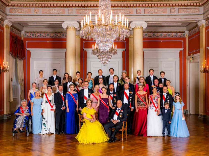 Estelle de Suecia, Ingrid de Noruega, Amalia de Holanda y Elisabeth de Bélgica posan con tiaras como futuras reinas