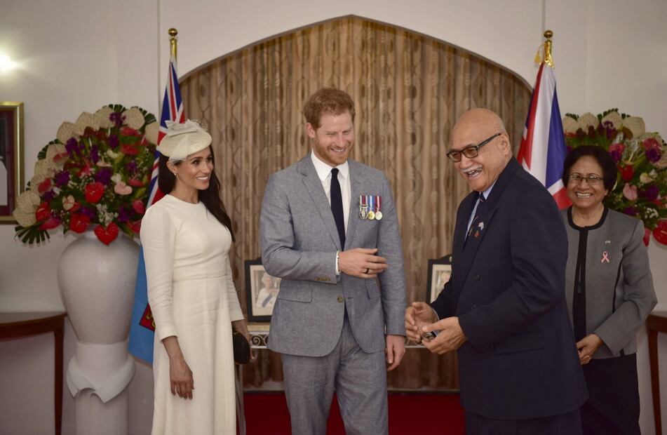 Meghan Markle luce su primer vestido de gala en Fiji y nos deja ver su baby bump