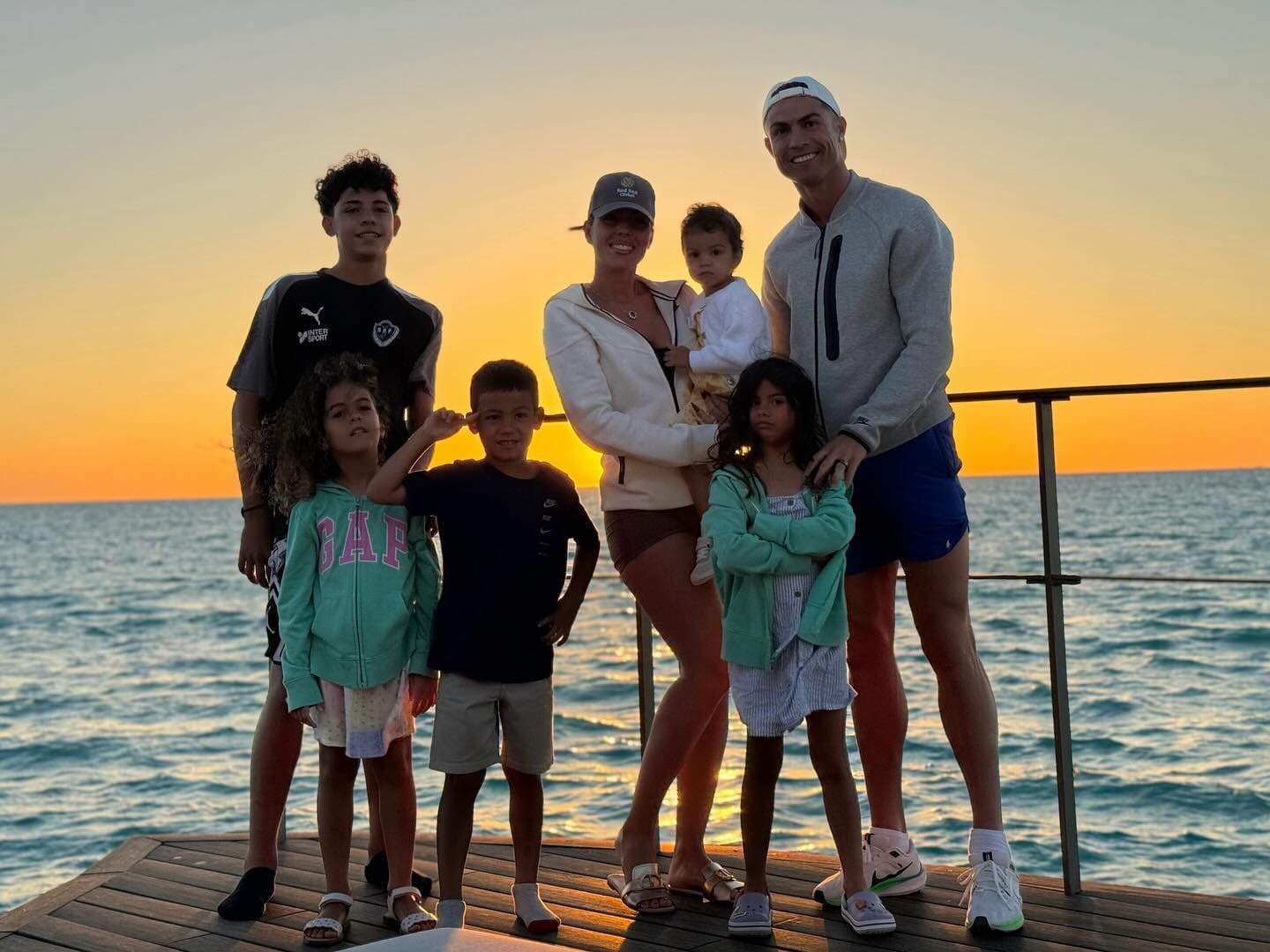 Georgina Rodríguez y Cristiano Ronaldo con sus hijos Cristiano Jr., Eva Mateo, Alana Martina y Bella Esmeralda. (Foto: Instagram)