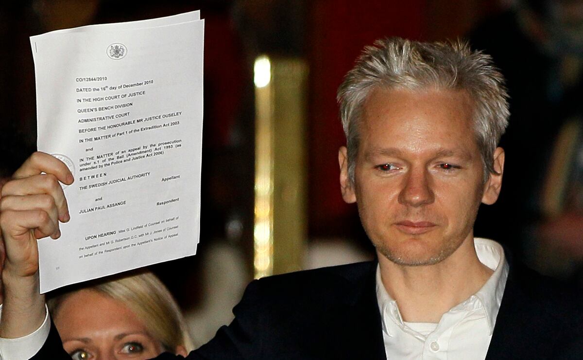Julian Assange podría llegar a México; AMLO le ofrecerá asilo político
