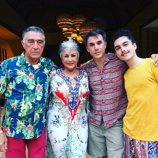 Foto: Sergio Mayer comparte conmovedora postal de su familia completa