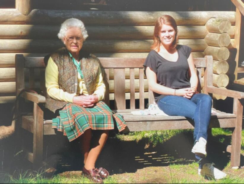 Eugenia de York y la Reina Isabel ll/Instagram.