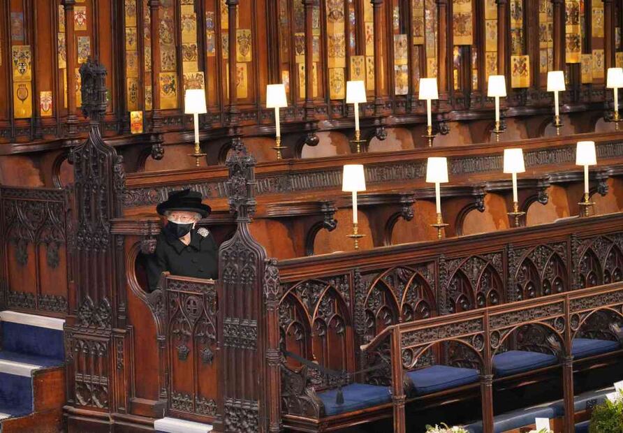 Las fotos de la reina Isabel II en el funeral de su esposo que rompen el corazón