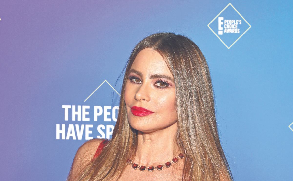 Sofía Vergara cumple 50 años y lo celebra con un corsé blanco y rojo