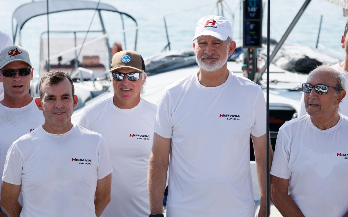 El rey Felipe participó junto a la embarcación 'Hispania' (Foto: AFP)