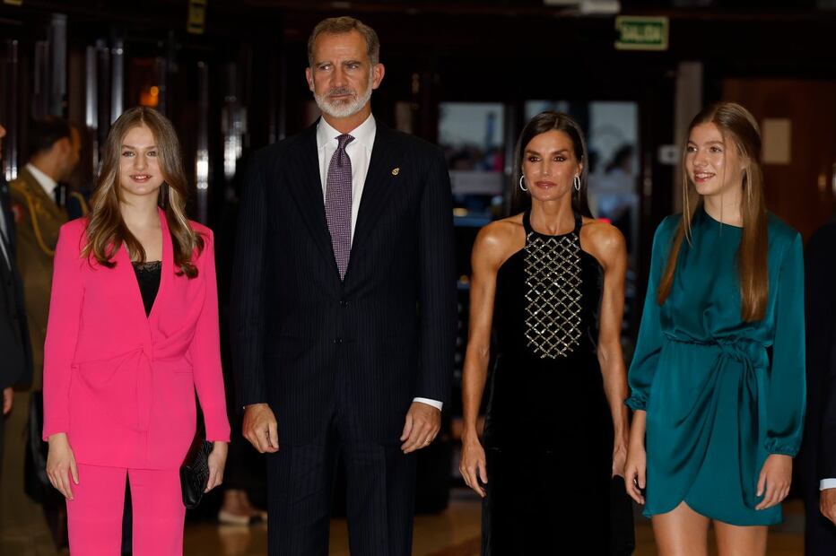 La reina Letizia lo hace de nuevo: vestido escotado y brazos de infarto 