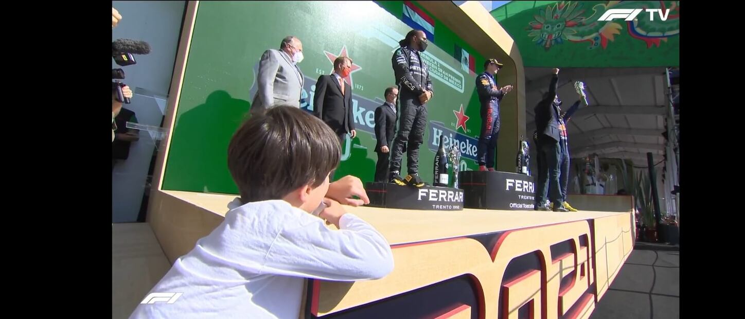 "Checo" Pérez alcanza el tercer lugar del Gran Premio de México; Carlos Slim Domit le entrega el trofeo 